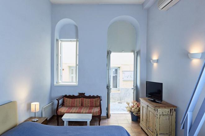 Lila Guesthouse Blue and Yellow Mezzanine Studio